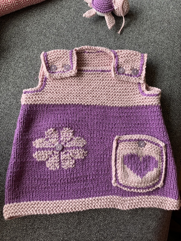 Strickanleitung: Mädchen Kleid - Hängerchen (4 Größen: 1 bis 7 Jahre)