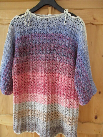 Am Halsausschnitt leicht verändert