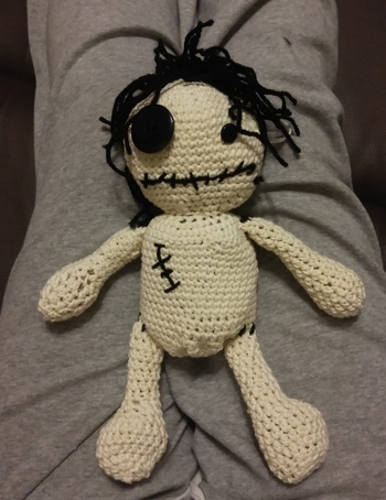 Diese Figürchen sind ja so gar nicht meins ;-)  trotzdem war ich echt froh, dass meine Freundin und ich die Voodoo-Puppe dank der Anleitung schnell hingekriegt haben. Mit Baumwolle gearbeitet, daher ist sie bisserl größer geworden.