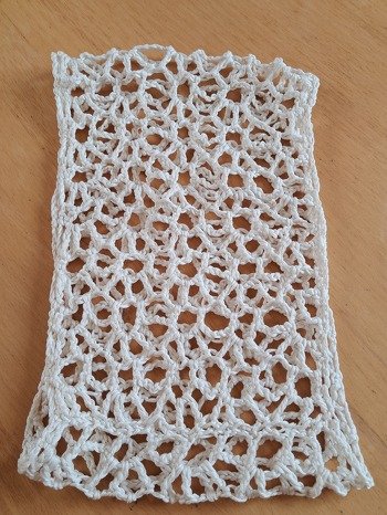 Ich hab einen Loop aus Baumwolle für kühle Tage gemacht. Anleitung ist sehr gut verständlich.