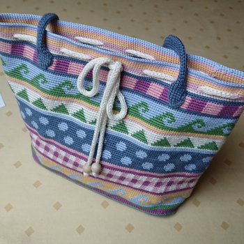 Super Anleitung! Habe die Tasche gleich in 2 Farbstellungen gemacht und die Henkel auch in Tunesisch gehäkelt. Die Arbeit mit den Blümchen war mir allerdings zu fizzelig. Deshalb ist es bei einem geblieben. :)