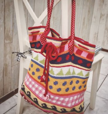 Ich habe die Tasche für meine Mama zu Weihnachten gehäkelt und sie hat sich riesig gefreut. Die Farben ein klein wenig abgeändert (und als Wolle 