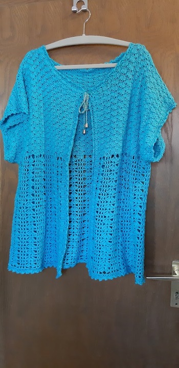 Nach der tollen, prima verständlichen Anleitung hat es mir sehr viel Freude bereitet die Weste zu häkeln. Wenn ich nicht weiter wusste, hat p-pekee schnell und kompetent geholfen. Ich liebe meine Weste und trage sie mit Stolz.
Dankeschön p-pekee