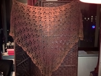 Aus 950m Merino 3fädig und 3er Nadel. Nur nach der Häkelschrift gearbeitet, flutscht total schnell.