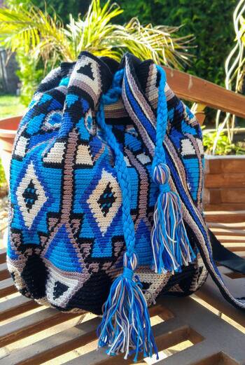 So, mein Werk ist fertig. Hat viel Spaß gemacht. Habe unter den Schultergurt noch schwarzes Gurtband genäht. Und wirklich ganz wichtig, habe ich am Anfang nämlich falsch gemacht, gleich alle Farben mit einhäkeln, so wird auch der Boden schön stabil. Danke noch für die tolle Anleitung.