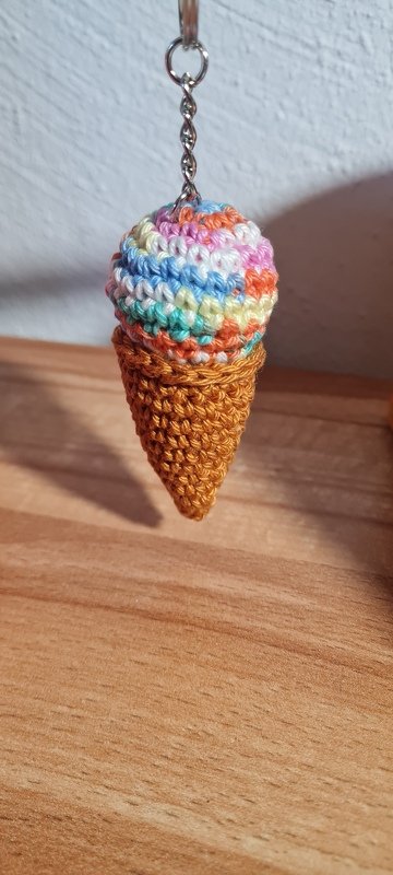 Gratis Häkelanleitung Schlüsselanhänger, Taschenbaumler Eis