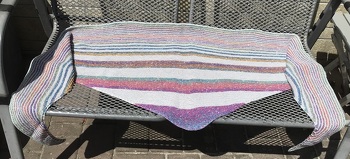 Prima Idee zur Verwendung von noch vorhandenen Restknäule mit entsprechender Lauflänge. Ich habe ein Knäul Lana Grossa Summertweed (400m / 100g) mit 100 g ( 175m / 50g) reine mercerisierte Baumwolle in silbergrau mit Nadel 4,0
verarbeitet.