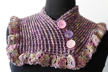 Mein Kragen wirkt durch die dünnere Wolle etwas anders, aber es ist trotzdem ein schöner, wärmender Hingucker geworden, der auch noch prima den Hals wärmt.
Anleitung wieder bestens.
Gabriele