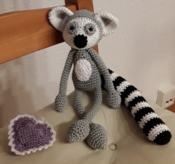 Vielen lieben Dank fuer diese AL. Alles super erklaert, hat voll Spass gemacht.
Der Katta stand schon so lange auf meiner Liste. Gestern frisch geschluepft, und heute schon fertig. Der Schwanz kommt mir so dick vor, obwohl ich den schon eine Ms weniger gehaekelt hab. Ich mag den kleinen Kerl trotzdem