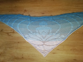 Die Anleitung war einfach zu verstehen. Bei meinem Tuch ist ein kleiner Fehler drin, aber ich wollte nicht mehr aufmachen. 😃 Es gefällt mir wirklich sehr sehr gut! 💓