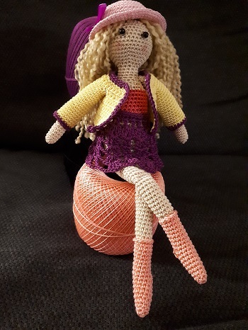 Die AL ist auf englisch. Wer sich etwas mit engl AL auskennt, wird gut damit zurechtkommen. Alles mit Bildern und Text erklärt. Ich bin mit Englisch nicht so fit, bin aber super klargekommen. Das Ergebnis sehr ihr hier. Meine Tilda ist fertig, und bin sehr zufrieden. Sie ist so niedlich. Gehäkelt mit 1,75 Nadel