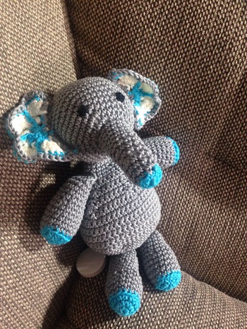 Das nach häkeln hat prima geklappt !
Ich habe nur den Bauch etwas dicker gemacht weil eine Spieluhr darin Platz finden musste daher hat er auf der Rückseite auch einen kleinen Reißverschluss bekommen.
Sehr schöne Anleitung