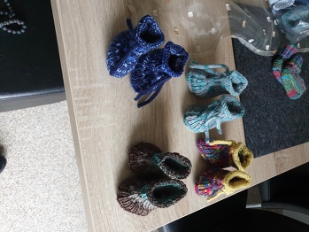Die Babychühchen sind perfekt geeignet zur Verwertung von Sockenwollresten und werden gerne abgenommen von Kollegen, Freunden und Verwandten.