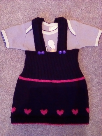 Schöne Anleitung! Ich habe sie etwas verändert, um die farbigen Herzchen in glatt rechts zu erhalten. Ich kann es kaum erwarten bis meiner kleinen Maus das Kleidchen passt :-)