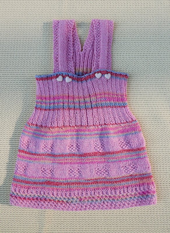 Strickanleitung für Baby-Trägerkleid, das mitwächst – von 6 bis 18 Monate