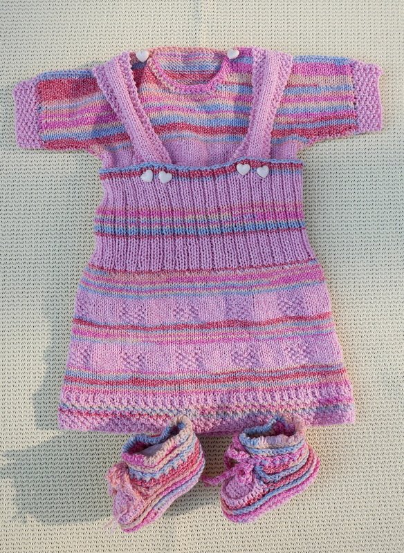 Strickanleitung für Baby-Trägerkleid, das mitwächst – von 6 bis 18 Monate