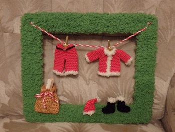 Als Geschenk ein toller Erfolg!
Das Umhäkeln klappte wg dem kaputten Arm/Schulter nicht richtig, aber ich habe einfach einen schmalen Schal gestrickt und um den Rahmen genäht.