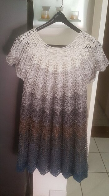 Hallo, bin total begeistert von der Leichtigkeit dieser Anleitung. Super geschrieben und einfach umzusetzen.
Mir gefâllt auch, das ich mich entscheiden konnte, mehr oder weniger Zunahmen zu machen. Bei meiner Tunika hab ich KEINE Zunahmen gemacht. Einfach nur gerade runter. Ideal, um seinen Gourmetbauch zu verstecken ;-)
Beste Grûsse aus dem sehr heissen Sûdfrankreich (wir hatten 38°C)
Susi