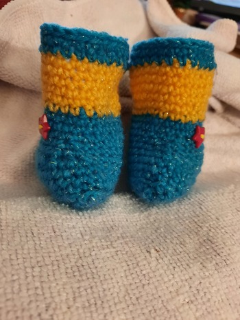 War etwas schwer zu verstehen, aber es hat geklappt.
Ich habe die Stiefel 👢 passend zum Kleid gehäkelt