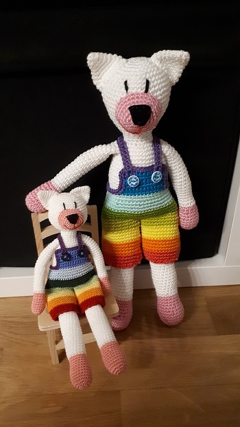 gehäkelt mit 1,75er Nadel (kleine)
mit 2,25 (große) Katze