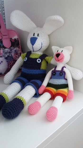 hat wie immer großen Spaß gemacht, nach dieser tollen AL zu häkeln.
Dankeschön dafür.
Hier habe ich eine Mini-Version gehäkelt mit Diana-Häkelgarn und eine 1.0 Nadel. Als Vergleich der Hase in Normalgröße. Ich finde die alle toll