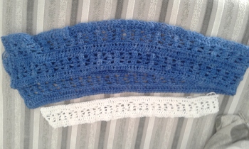 Hat wunderbar geklappt und ist superschoen geworden. Einmal in Blau als Schal mit einer handgefaebten Seiden-Merino-Wolle und als Versuch mit du ennem Garn und feinerer Nadel als Spitze.