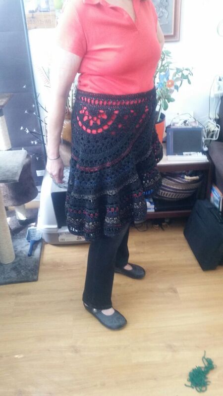 “Pi mal 4“ - häkel dir das Multitalent: Wickelrock, Bandeau, Stola, One-Shoulder… aus Bobbel „2-Touches“ von Nomis Valent