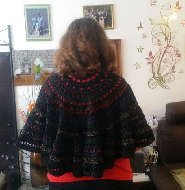 “Pi mal 4“ - häkel dir das Multitalent: Wickelrock, Bandeau, Stola, One-Shoulder… aus Bobbel „2-Touches“ von Nomis Valent