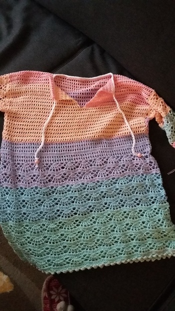 mit Bobbel-Farbverlaufsgarn gehäkelt. Wollte mal sehen, wie das aussieht, und , ich finde, es sieht doch gut aus, oder?