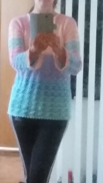 etwas unscharf, aber es geht hier um die Länge der Tunika. Die Ärmel habe ich etwas länger gehäkelt.