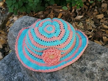 Diesen habe ich ohne Draht gehäkelt und habe auch kein Stärke verwendet. Trotzdem ist der Hut angenehm zu tragen