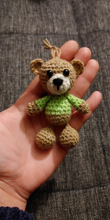 Super Anleitung! Macht Spaß, das nachzuhäkeln und geht recht schnell. Ich hab die Beine etwas abgewandelt weil ich den Teddy gern an den Rucksack hängen möchte, da fande ich das passender. Ich werde auf jeden Fall noch einige davon machen. :-) Vielen Dank für die tolle Anleitung!