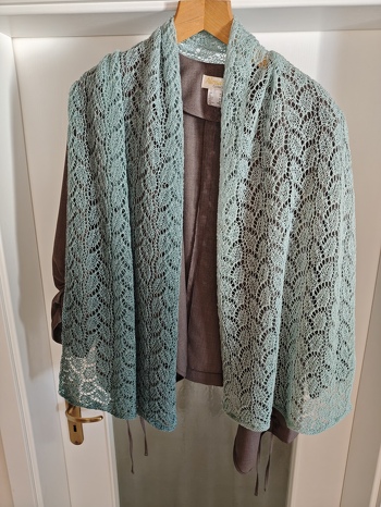Moin, die Anleitung für den Lace-Schal ist kurz, prägnant, genauso wie es sein soll.
Ich habe nach der Strickschrift gearbeitet. Besonders dankbar bin ich für den Tipp mit den Randmaschen.
Vielen Dank für die gute Anleitung.
