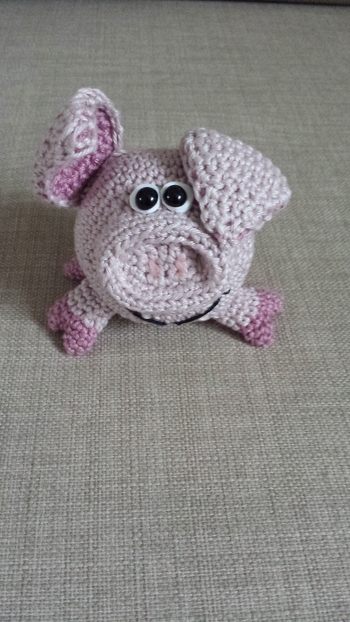 Mein zweites Häkelprojekt als Anfängerin. Bin bei den Beinchen ordentlich ins Schwitzen geraten, weil es etwas knifflig war beim zusammen nähen. Aber dank der tollen, verständlichen Anleitung war das Häkeln kein Problem.