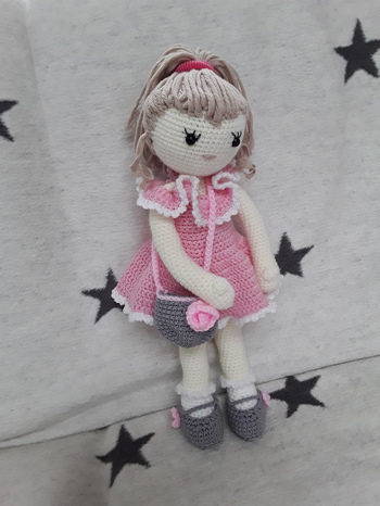 Nun ist meine Celine fertig. Danke für die Anleitung, schön dass es so tolle Anleitungen gibt. Es macht so richtig süchtig. Ich hatte die Puppe für meine Enkelin gefertigt, aber da die Kleine erst 2Jahre alt ist, denk ich die Puppe werd ich selbst behalten und häkel ihr dafür eine Babypuppe mit Schnuller. Leider wusste ich auch nicht wie der Dutt gemacht wird, deshalb der Pferdeschwanz. Also vielen Dank und freu mich auf weitere Anleitungen.