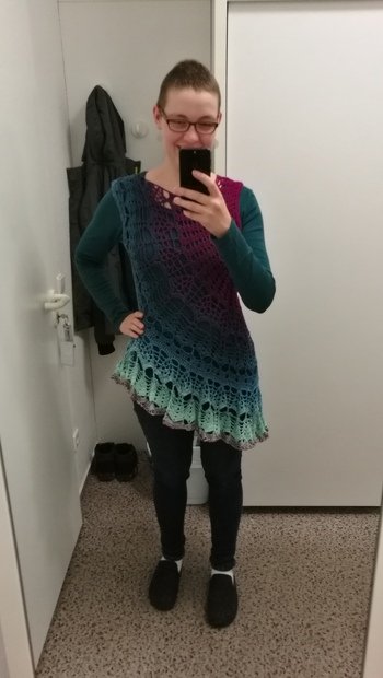 Die Spider Dream habe ich 2018 gehäkelt. Sie hat mir durch meine Chemotherapie geholfen, da das häkeln einen entspannenden Effekt hat und ich dadurch ein Ziel hatte. Diese Tunika möchte ich fertig machen.
Danke Alina für deine wundervolle Anleitung und deine Unterstützung, als ich nicht weiterwusste.