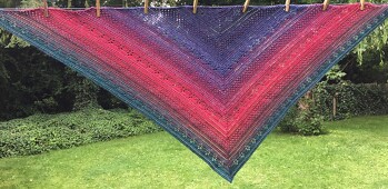 Ich hab die breite Borte weggelassen. Trotz einiger Fehler in der Beschreibung bzw. der Häkelschrift ließ es sich schnell häkeln.