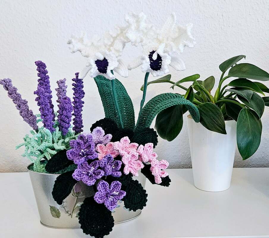 Häkelanleitung -  Blumengesteck in Weiß und Lila