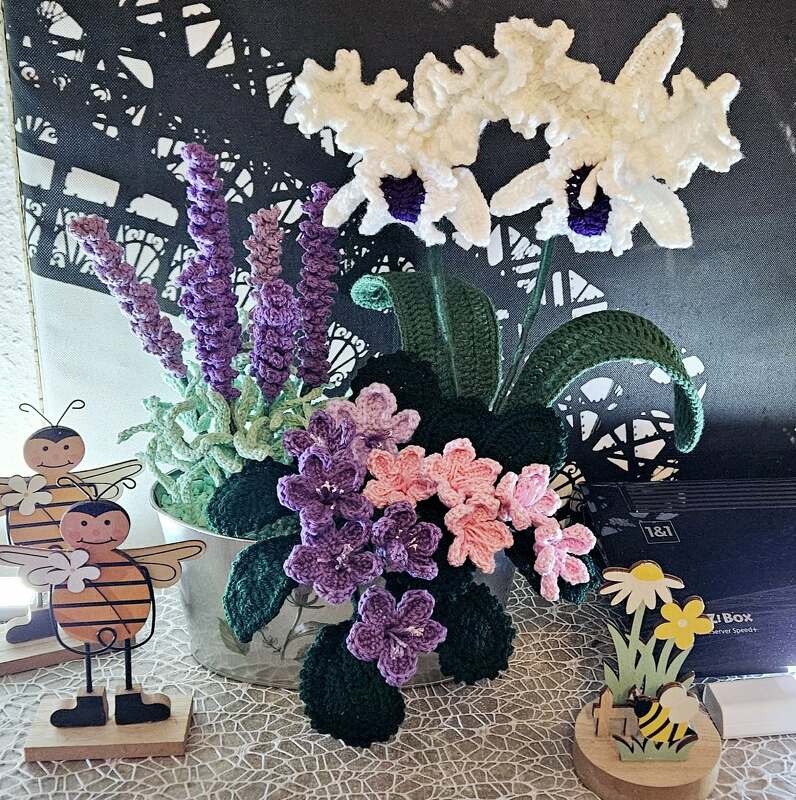 Häkelanleitung -  Blumengesteck in Weiß und Lila