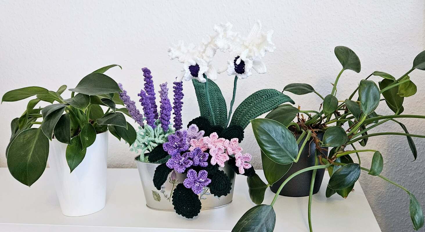 Häkelanleitung -  Blumengesteck in Weiß und Lila