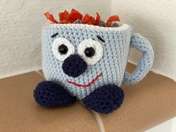 Ich hab zwar bislang nur die Tasse gehäkelt, aber die Anleitung ist super und ich hatte viel Spaß beim Nachhäkeln. Jetzt wird sie mit Schokobons gefüllt verschenkt