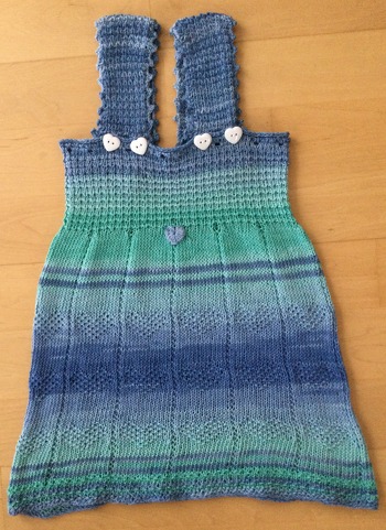 Die Anleitung ist sehr gut geschrieben. Für den Sommer habe ich ein dünnes Baumwollgarn mit hoher Lauflänge (Tahiti pazifik und faded ocean  von Schachenmayr) verwendet. Deshalb musste ich bezüglich der Reihenanzahl etwas improvisieren und habe das Herzchenmuster wiederholt. Da ich Größe 80 benötige, konnte ich die Maschenanzahl unverändert lassen.