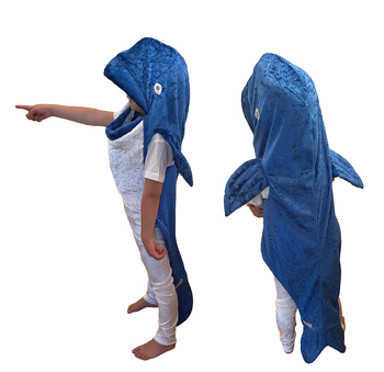 Mein Enkel wünschte sich ein Blauwalkostüm für eines Meeresparty. Dieses Schnittmuster war die perfekte Grundlage. Ich habe schimmernden Pannesamt gewählt, Bauch und Flossen entsprechend angepasst und Leggings aus dem weissen Stoff genäht für den Eindruck der weissen "Unterseite".