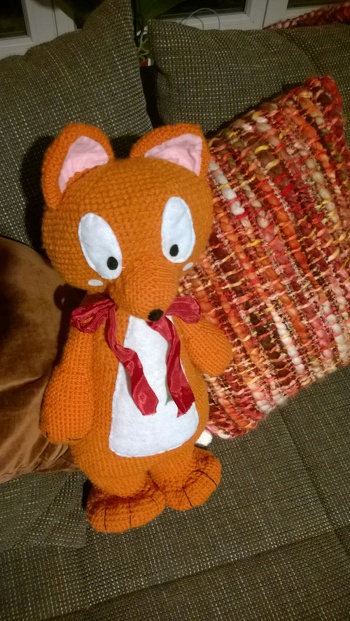 Hallo!
Vielen Dank für deine tolle Anleitung. Ich bin damit gut zurecht gekommen.
Ich habe den kleinen Fuchs zwar etwas abgeändert, aber ich denke, dass du die
Grundzüge deiner Idee noch erkennst.
Ich habe ihn zu einer Spieluhr für das Baby einer guten Freundin gemacht und das kam sehr gut an.
Zumal der Fuchs etwa so groß geworden ist, wie der kleine Mann selbst. x)
Also nochmal vielen Dank! Ich werde bestimmt nochmal auf deiner Seite vorbeischauen.
^^/))