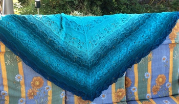 Für meine Leukämie erkrankte Nachbarin gestrickt mit „Türkises trallala“ von bb Bobbel, 900m. Werde ich sicher auch noch mal für mich stricken