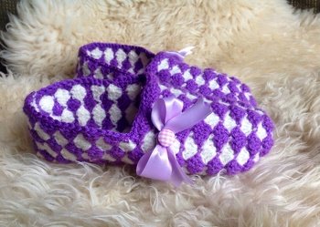 Ich habe schon fast für meine ganze Familie diese Schuhe gehäkelt. Es macht einen riesigen Spaß. Die Beschreibung ist so leicht verständlich, da kann gar nichts schief gehen. Ich werde jetzt einen großen Teil meiner Wollreste endlich verarbeiten.