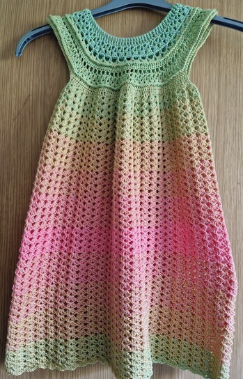 Fertiiiiig....gestern Abend wurde das Kleidchen fertig und meine Enkeltochter ist schon sehr gespannt darauf :-)
Es ließ sich wunderbar häkeln nach der Anleitung, war wirklich sehr gut beschrieben!!!!
Herzlichen Dank und ein schönes Wochenende
wünscht,
Antje