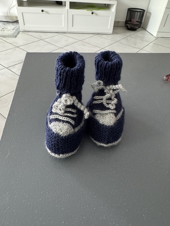 Sehr gute Anleitung, da mein Enkelkind wegen dem Klumpfuß eine Schiene tragen muss und der gestrickte Schuh über den Schuh von der Schiene muss ist das Stück von Schuh selber etwas höher von mir gestrickt worden.