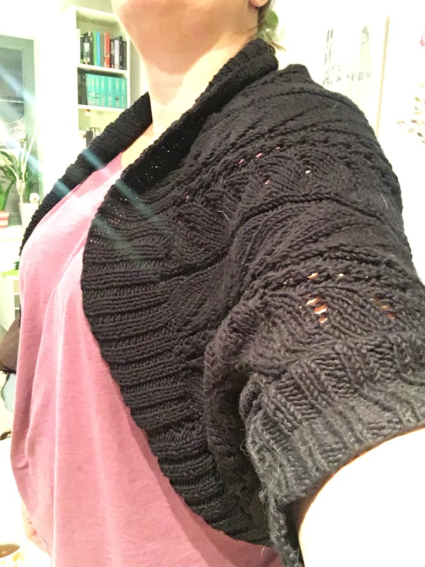 83 Strickanleitung Seelenwärmer Lochmuster Federleicht