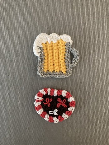 Super einfache und schnell zu häkelnde Anleitung. Die Kollegen haben sich über die Anstecker sehr gefreut.